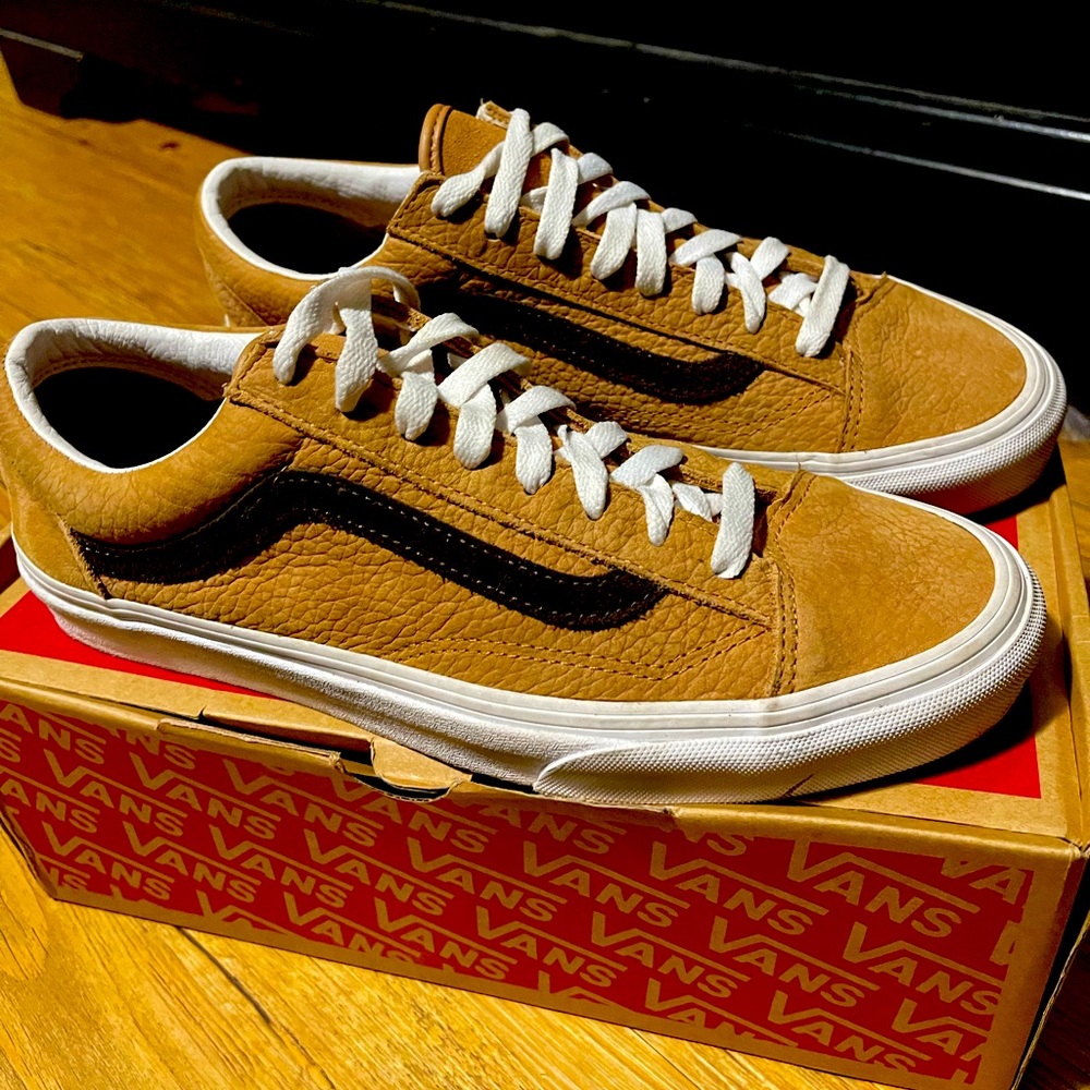 Vans men’s size 9 brown suede and black with white soul very nice